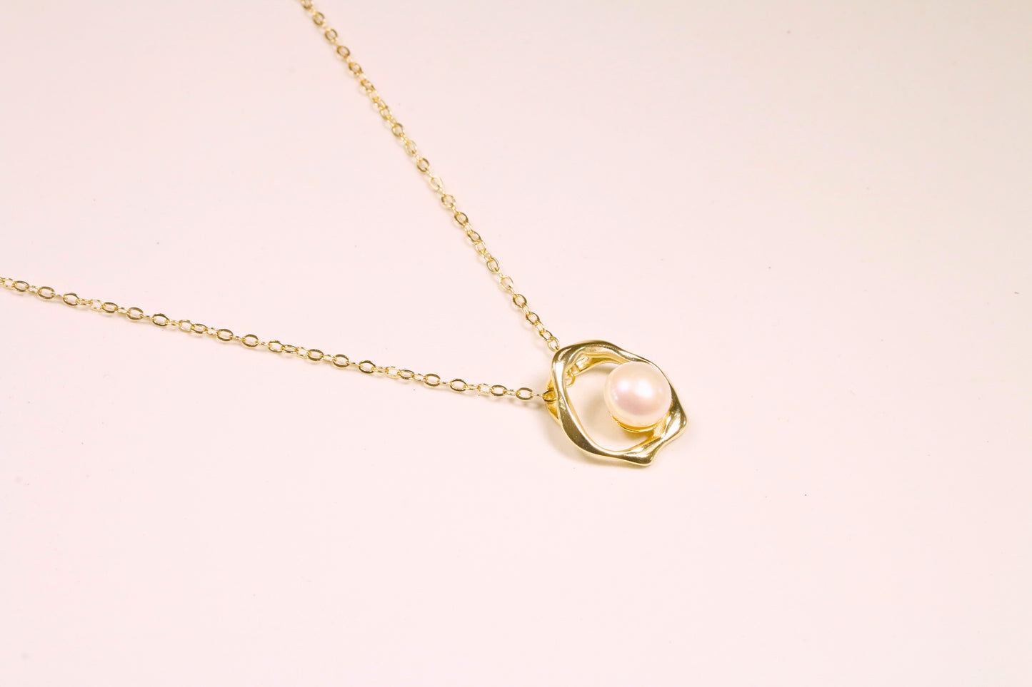 Geometric Single Pearl Necklace