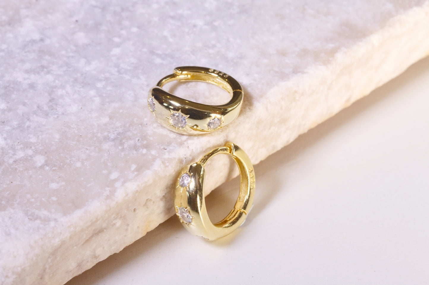 Smooth Star-set CZ Huggie