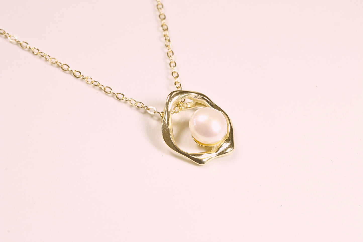 Geometric Single Pearl Necklace